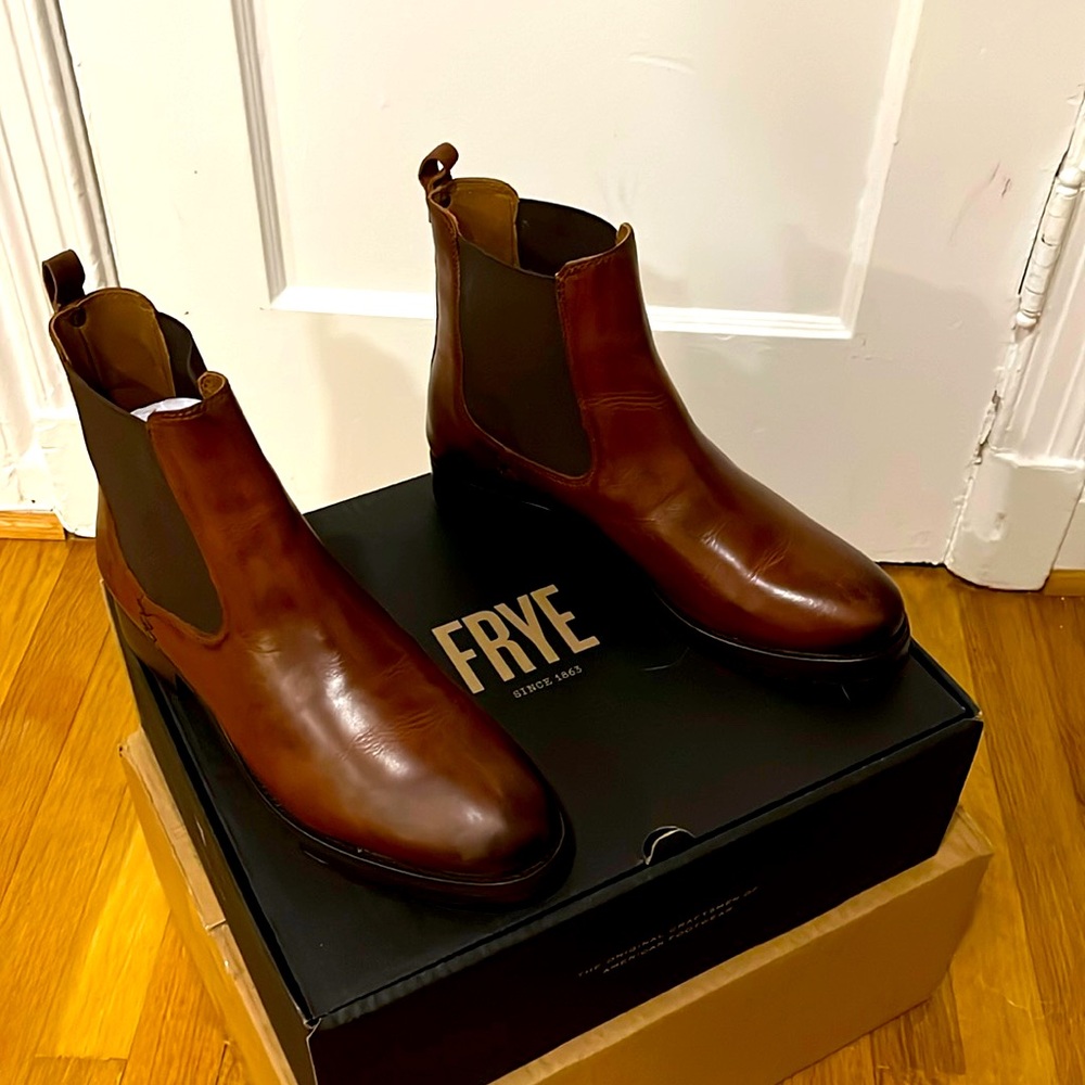 Ladies Frye boots Chelsea style, never worn, in box